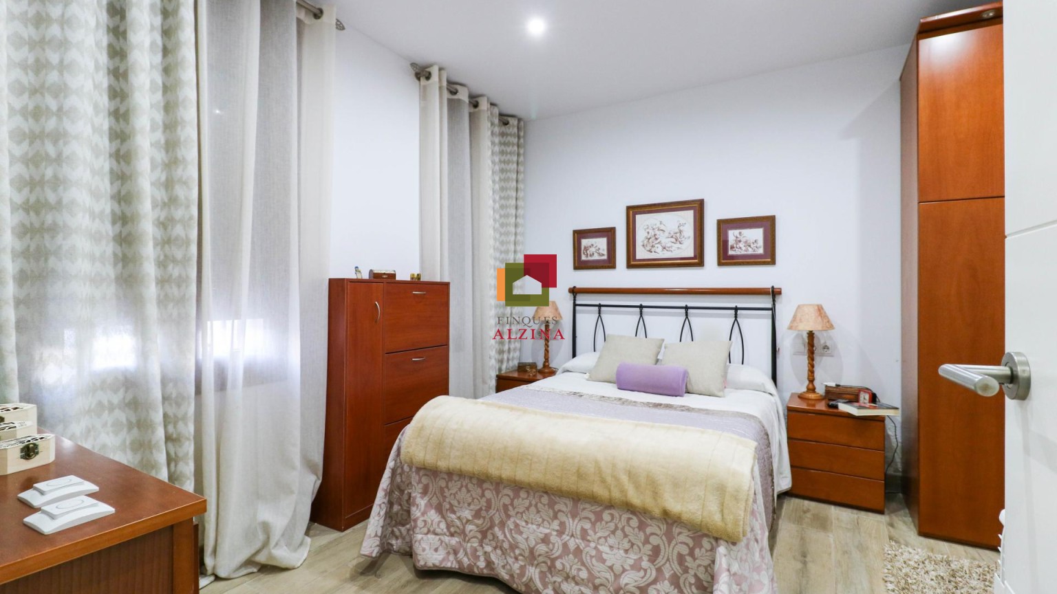 ¡Encantadora casa adosada en venta con un encanto único y una luminosidad excepcional!