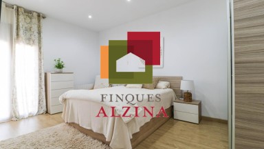 ¡Encantadora casa adosada en venta con un encanto único y una luminosidad excepcional!