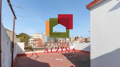 ¡Encantadora casa adossada en venda amb un encant únic i una lluminositat excepcional!