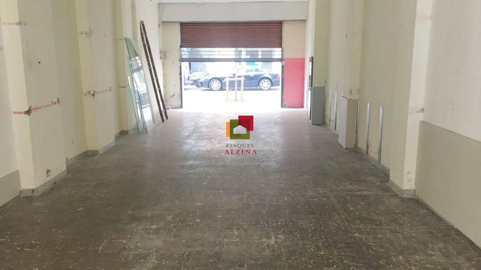 ¡Oportunidad única! Se vende local comercial a pie de calle, ubicado en una zona de alta visibilidad y tráfico peatonal.