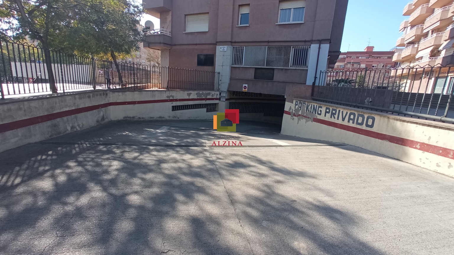 PLAZA DE PARKING EN VENTA PARA COCHE PEQUEÑO Y MOTO