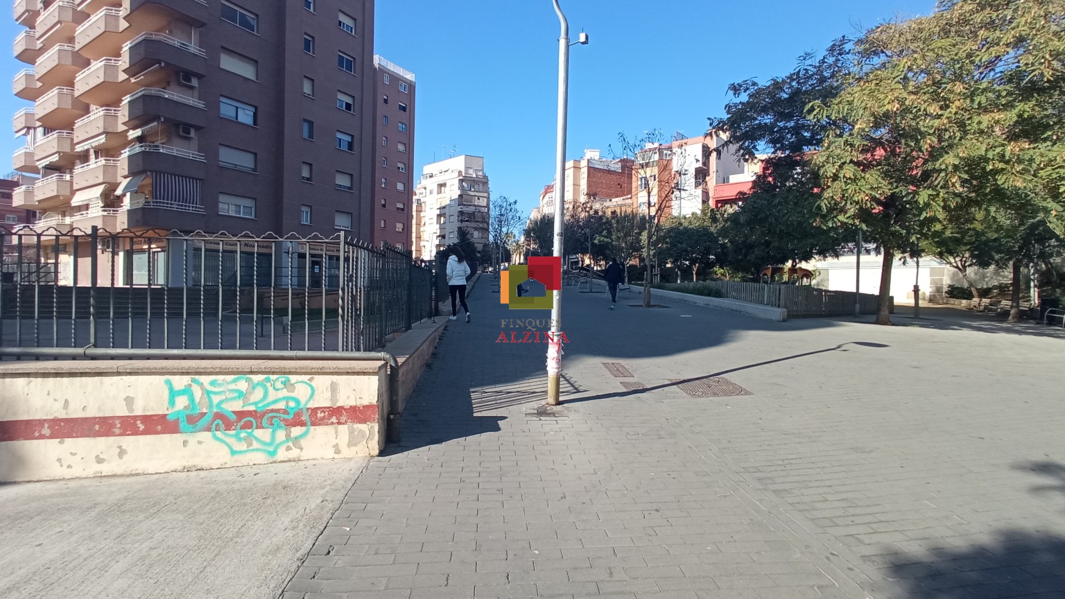 PLAZA DE PARKING EN VENTA PARA COCHE PEQUEÑO Y MOTO