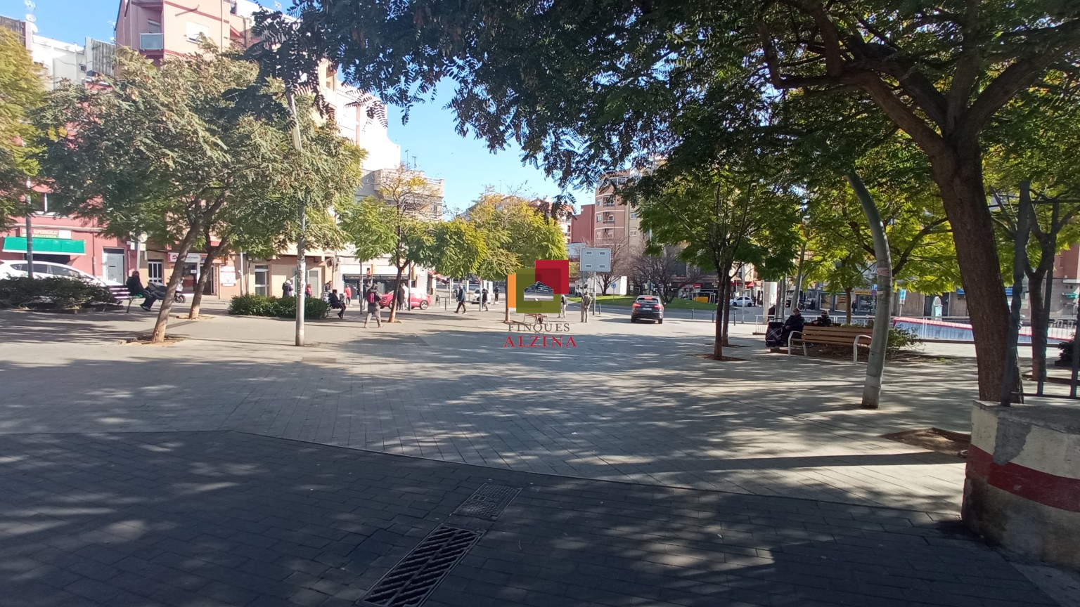 PLAZA DE PARKING EN VENTA PARA COCHE PEQUEÑO Y MOTO