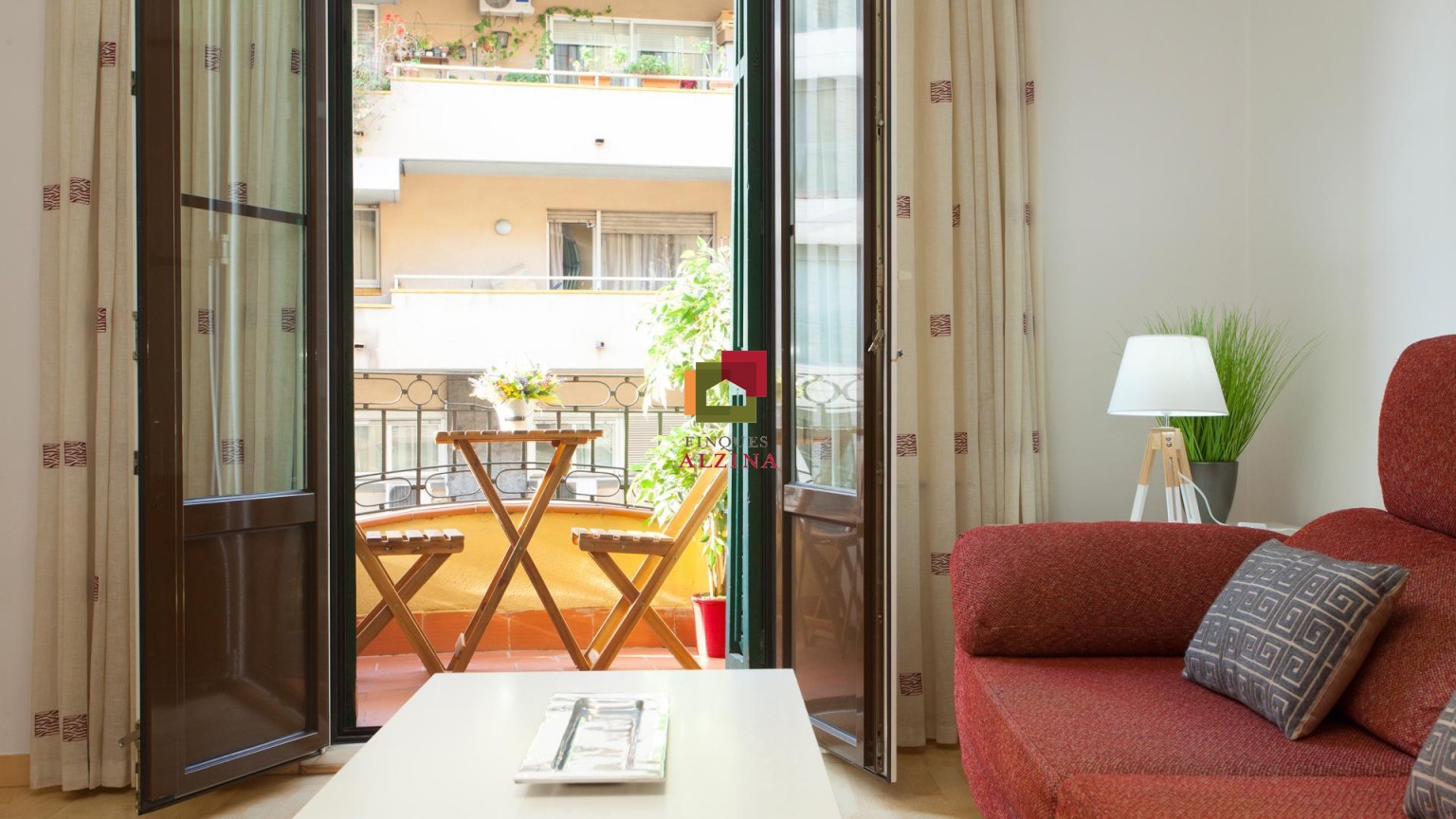 ¡Descubre este encantador piso en el corazón del Eixample!