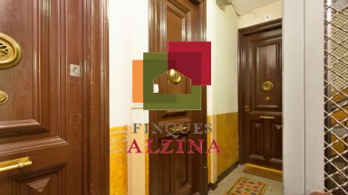 ¡Descubre este encantador piso en el corazón del Eixample!