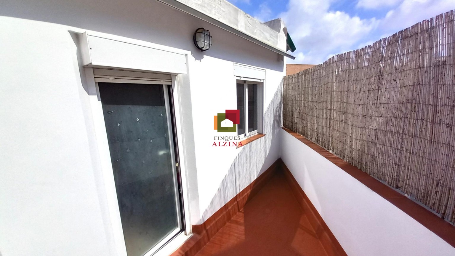 Ático Reformado con Doble Terraza en Pubilla Casa