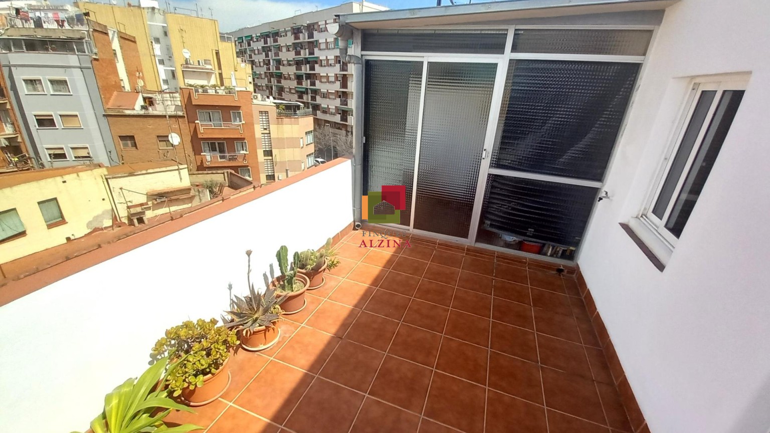Ático Reformado con Doble Terraza en Pubilla Casa