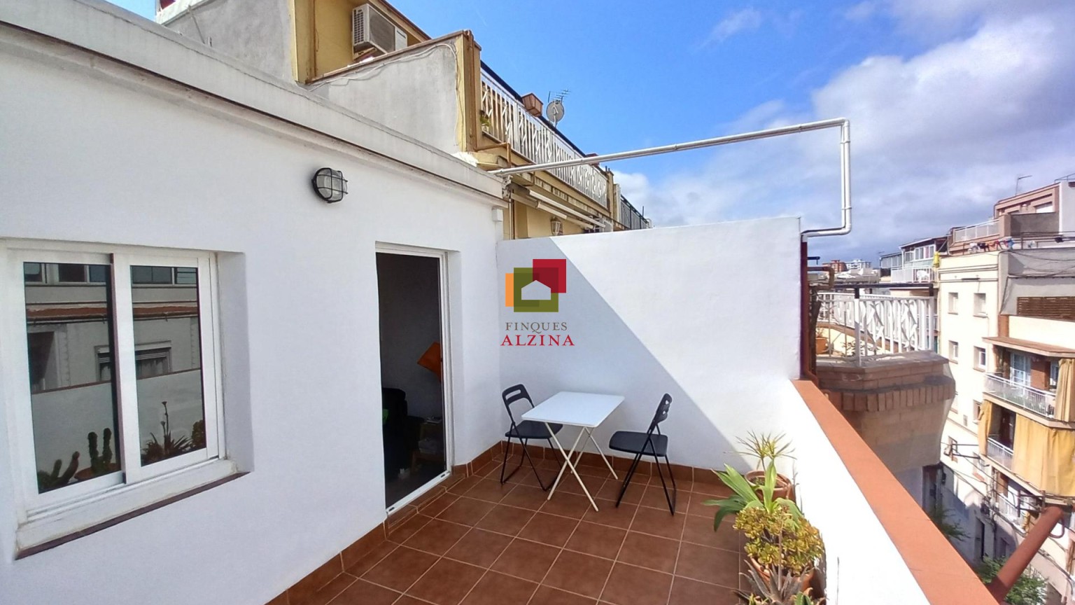Ático Reformado con Doble Terraza en Pubilla Casa