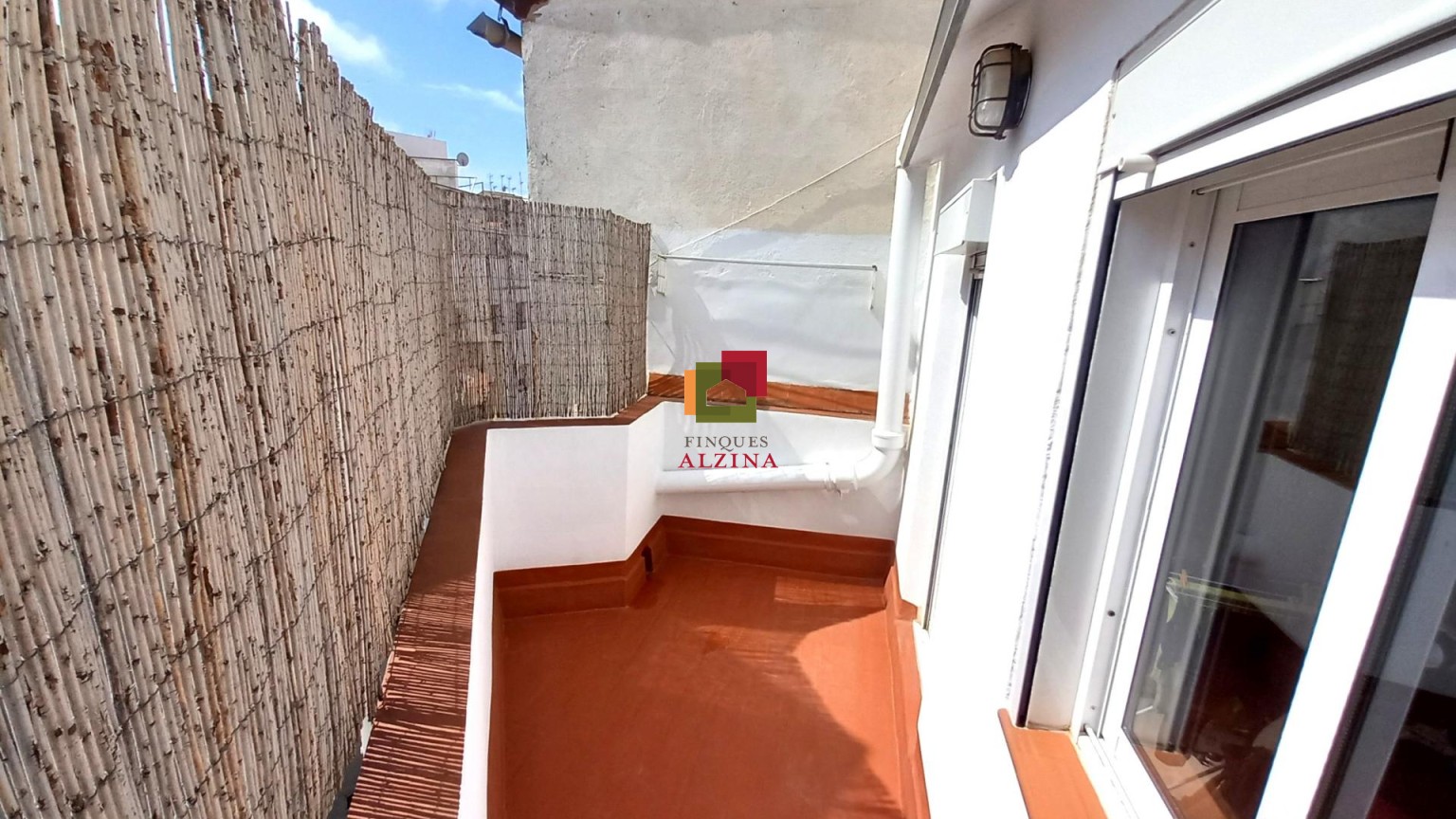 Ático Reformado con Doble Terraza en Pubilla Casa