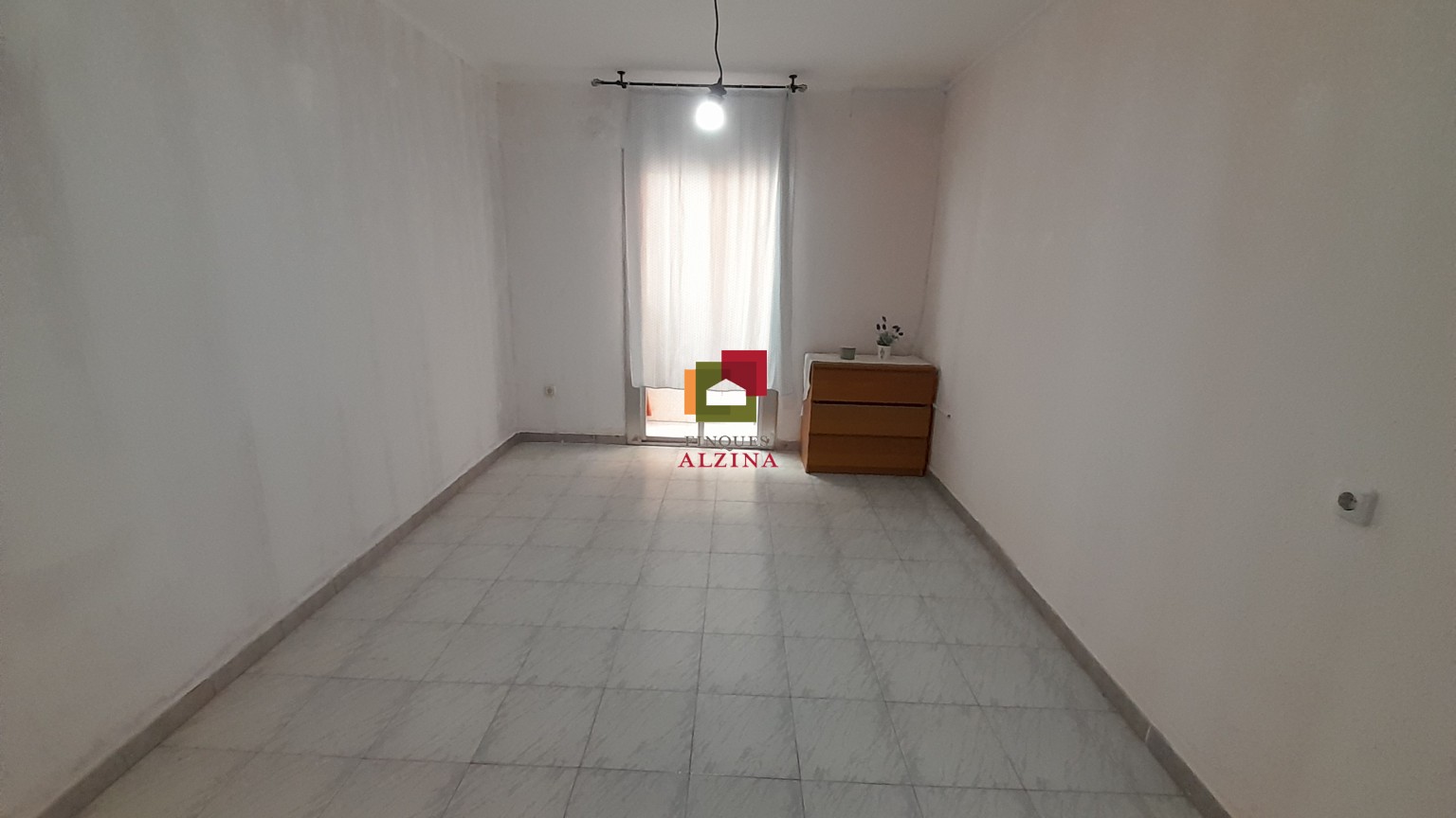 Piso con balcón en calle peatonal