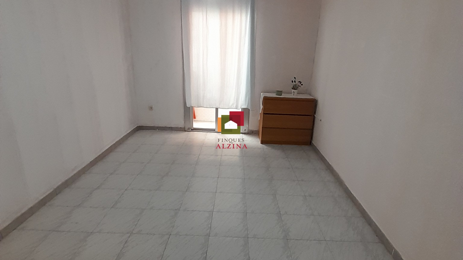 Piso con balcón en calle peatonal