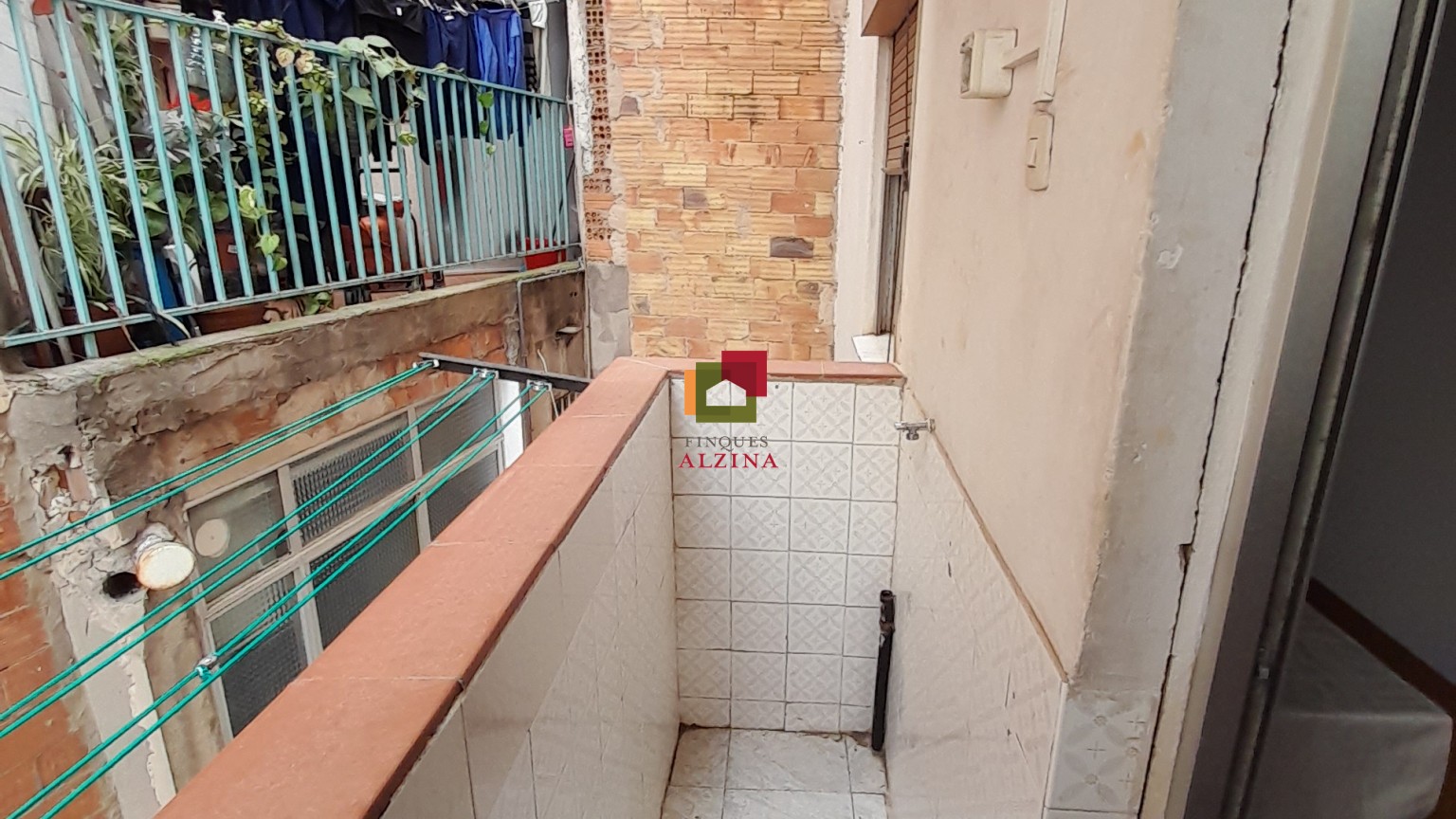 Piso con balcón en calle peatonal