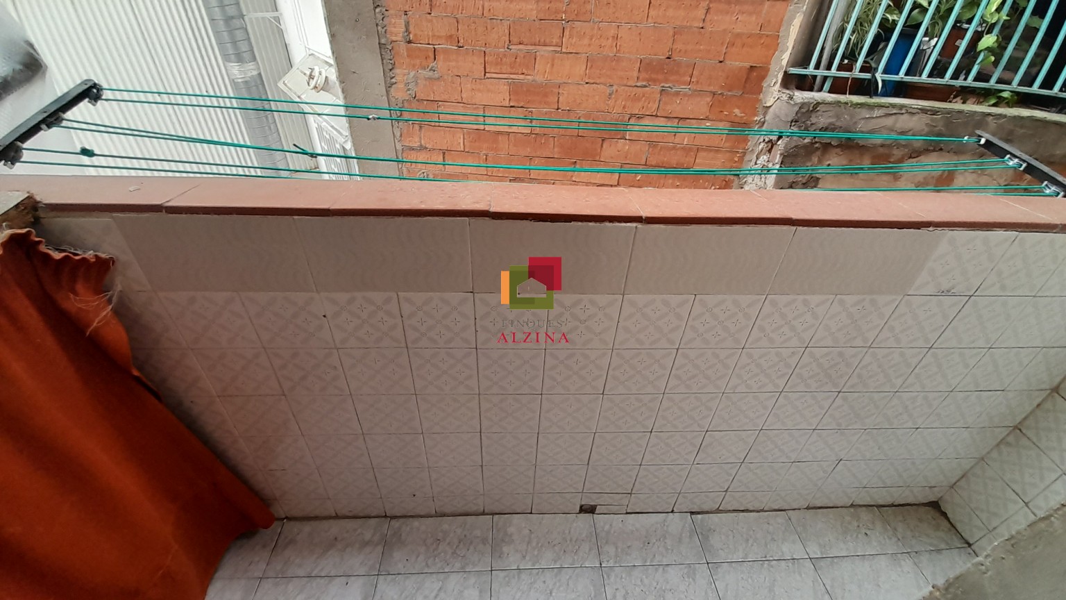 Piso con balcón en calle peatonal