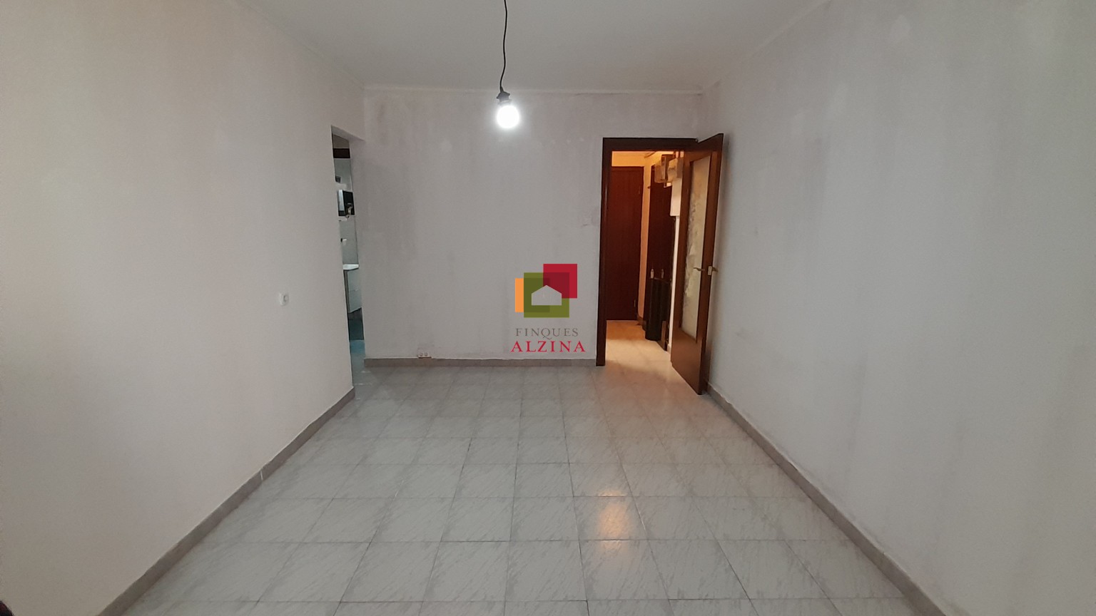 Piso con balcón en calle peatonal