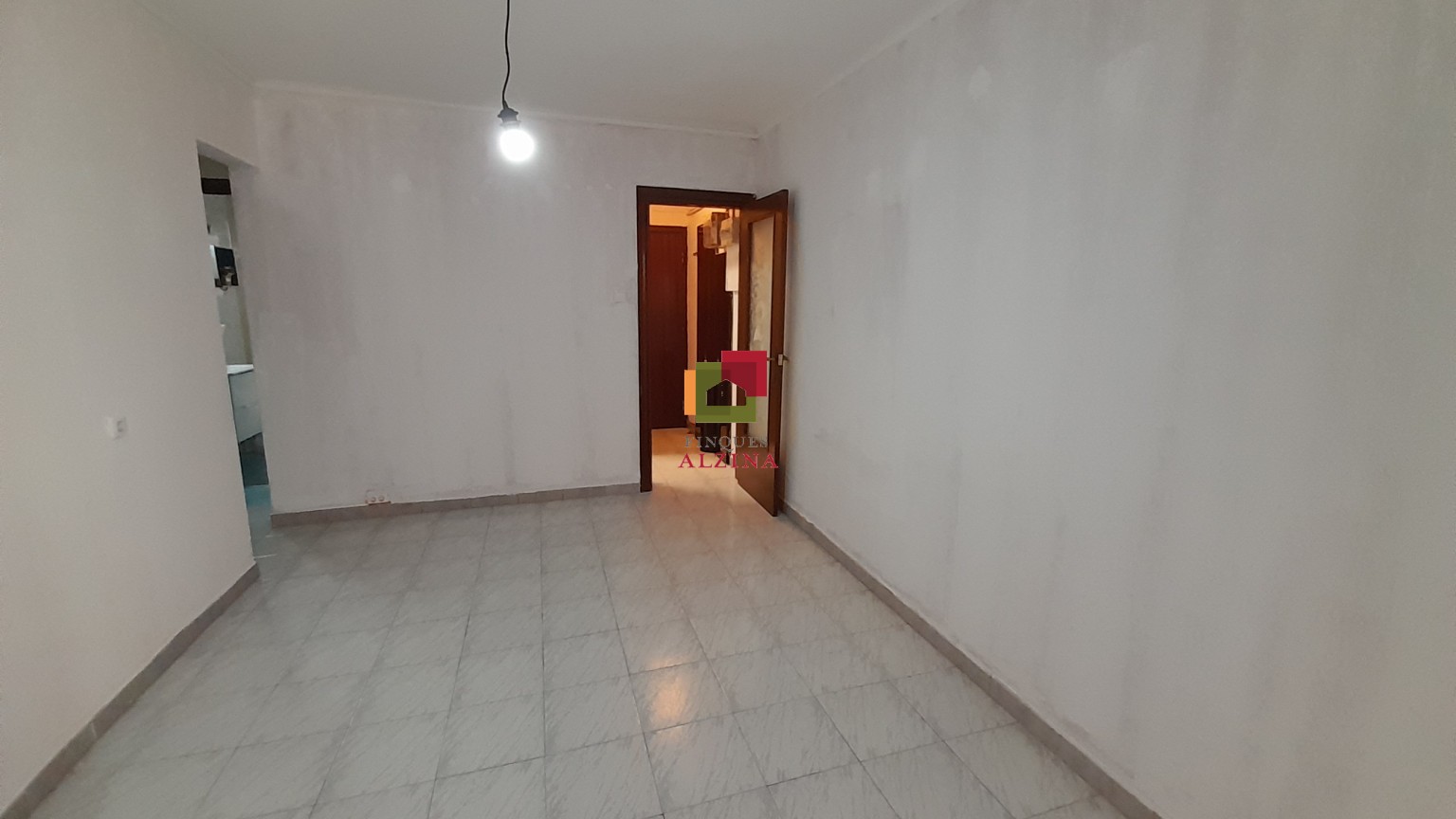 Piso con balcón en calle peatonal