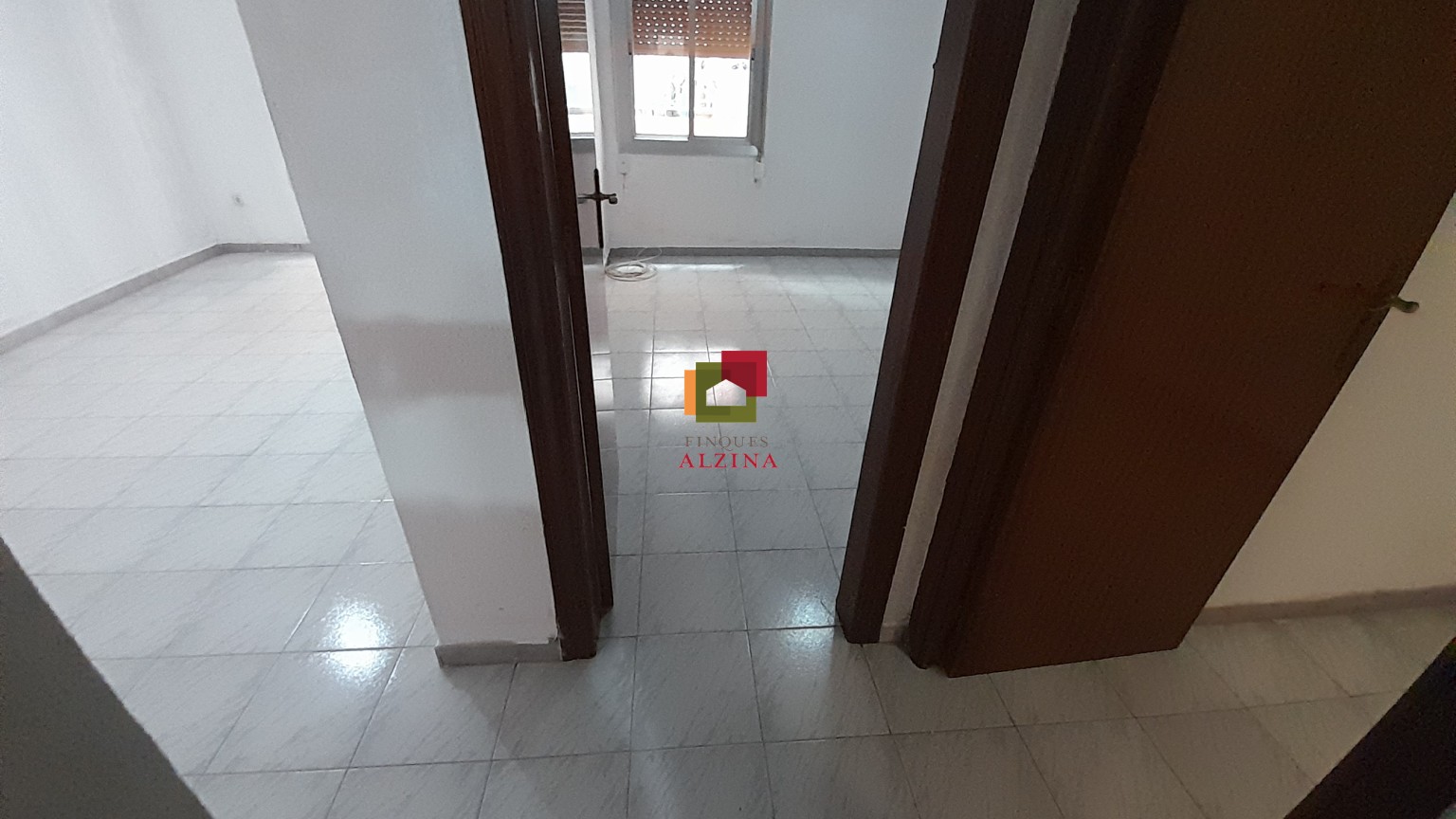Piso con balcón en calle peatonal