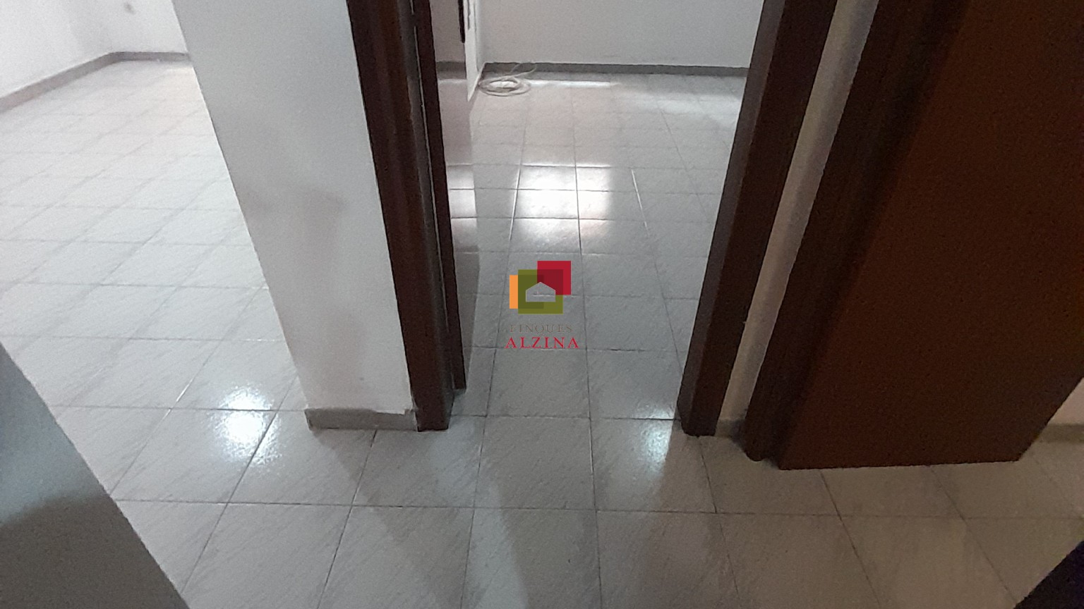 Piso con balcón en calle peatonal