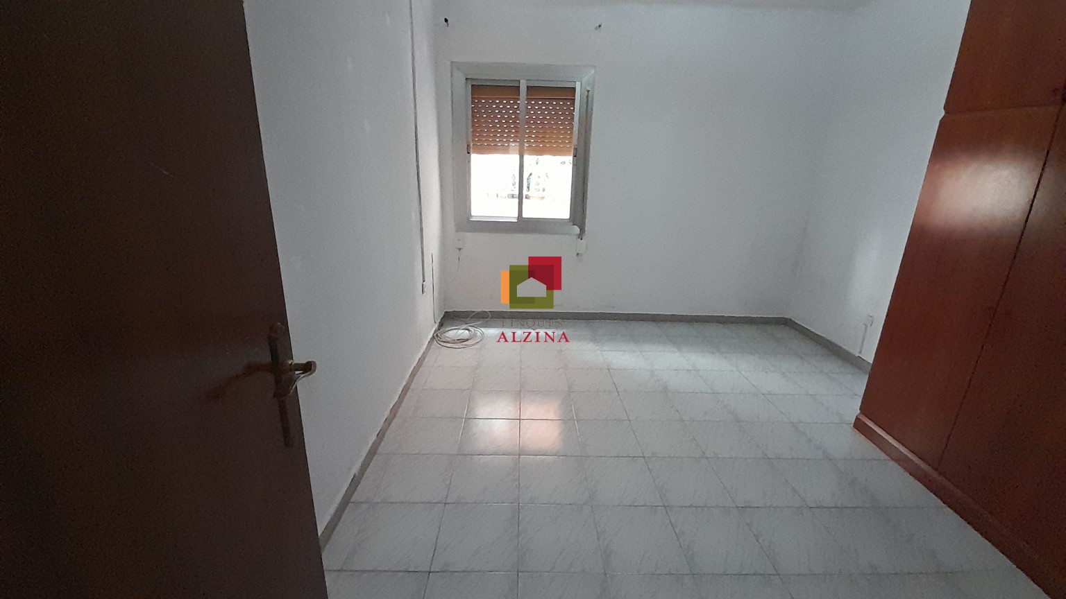 Piso con balcón en calle peatonal