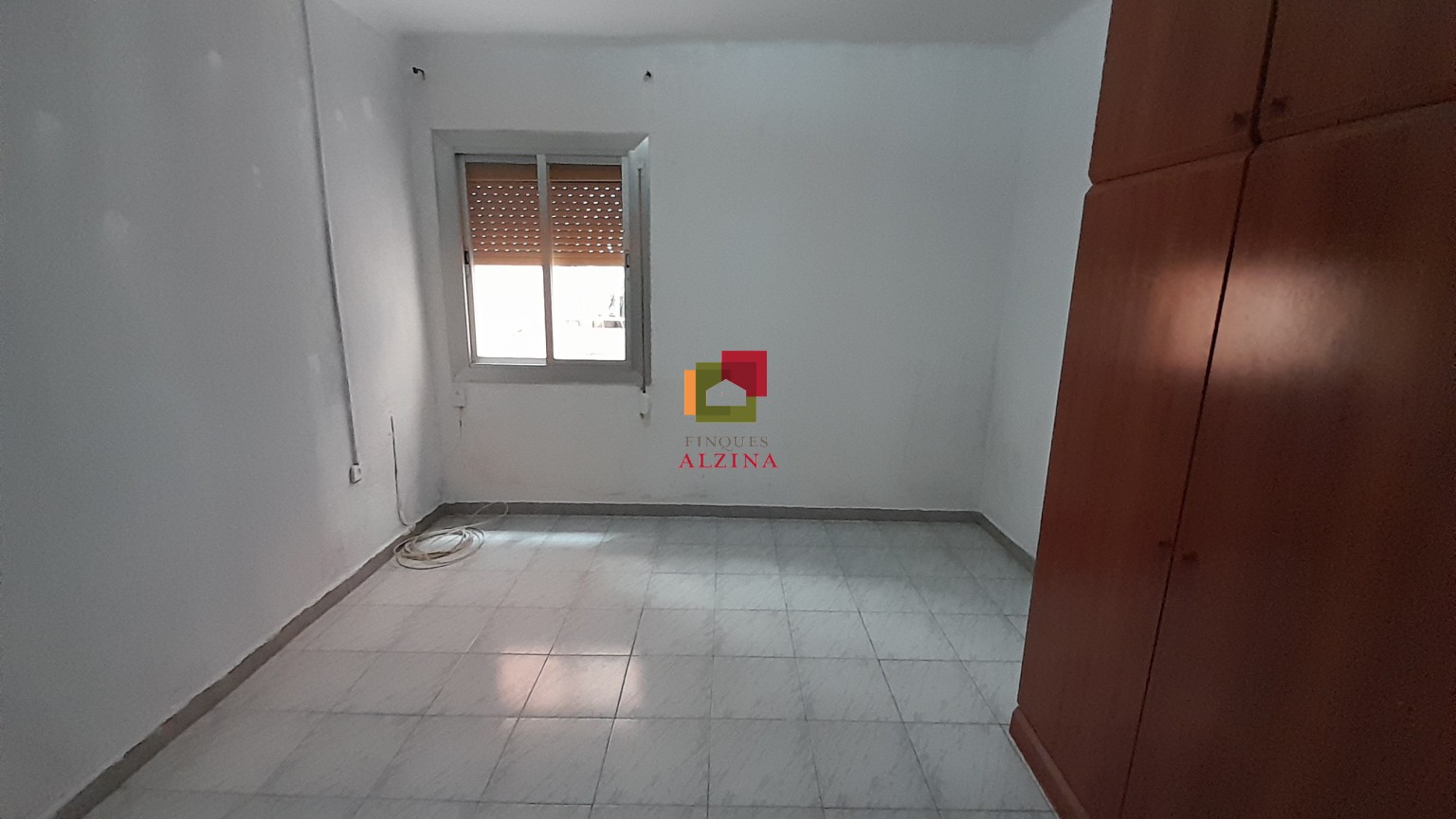 Piso con balcón en calle peatonal