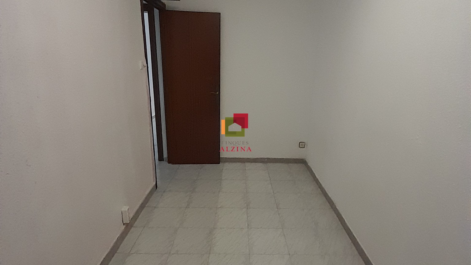 Piso con balcón en calle peatonal
