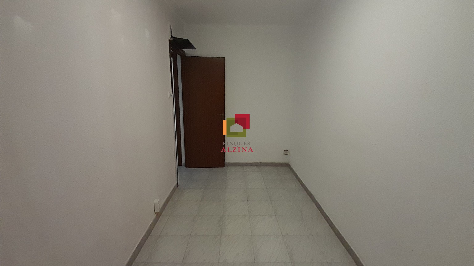 Piso con balcón en calle peatonal