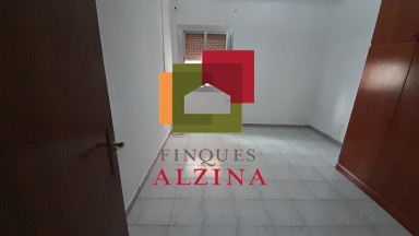 Piso con balcón en calle peatonal