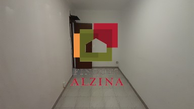 Piso con balcón en calle peatonal