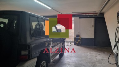 ¡Descubre esta espectacular casa adosada esquinera en el barrio de LES GRASES!