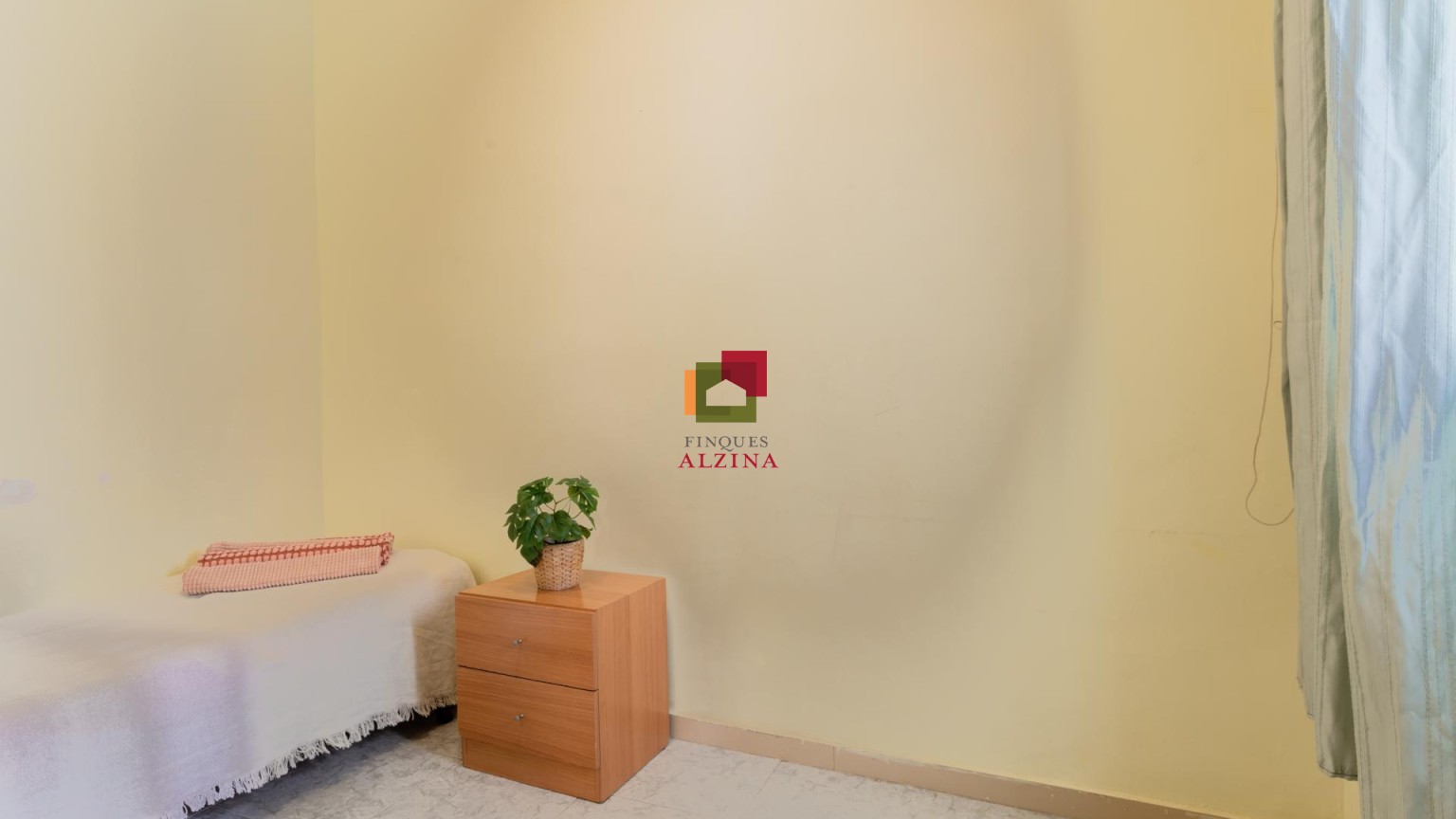 Encantador pis lluminós a Esplugues: comoditat i potencial a cada racó