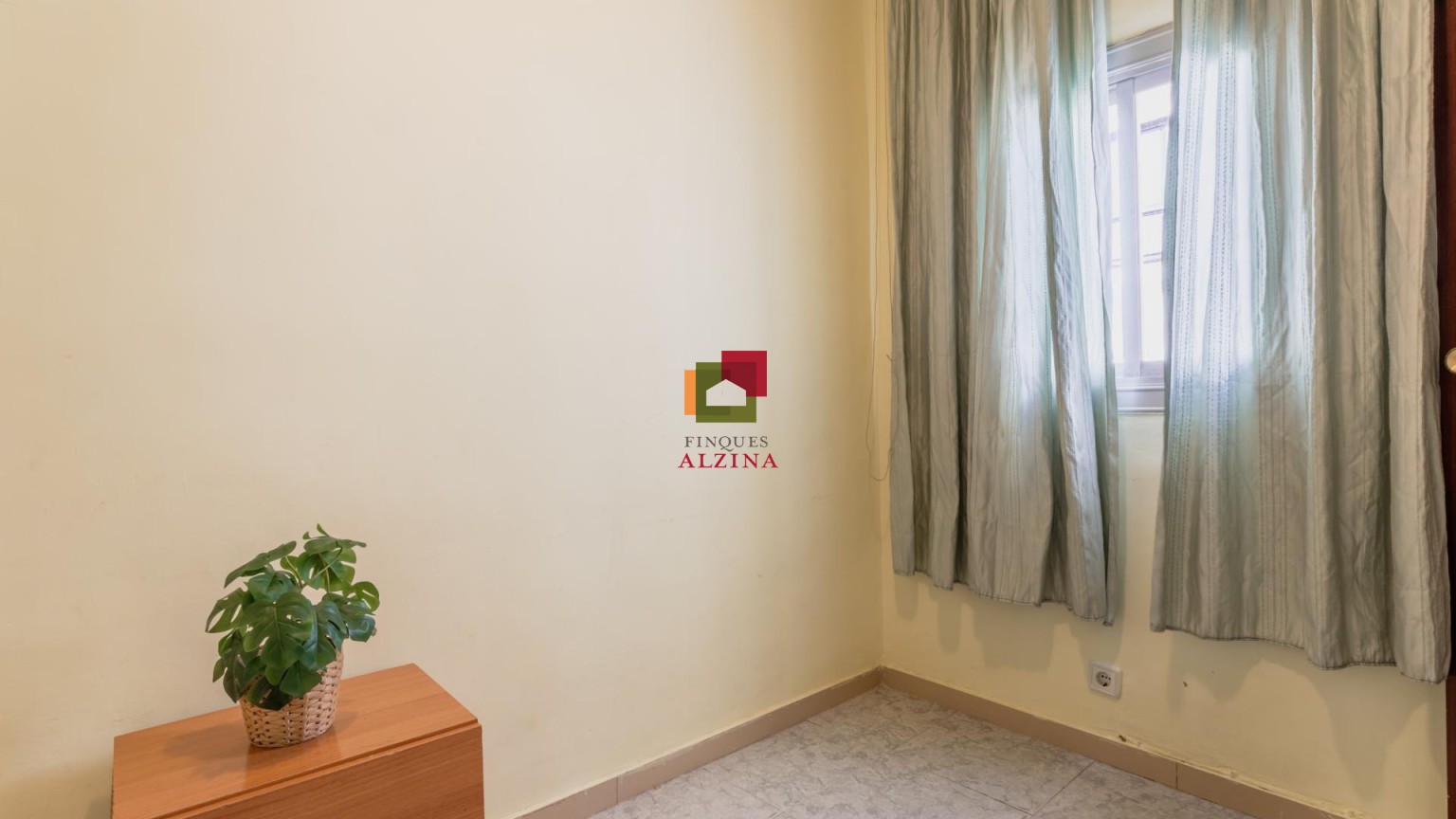 Encantador pis lluminós a Esplugues: comoditat i potencial a cada racó