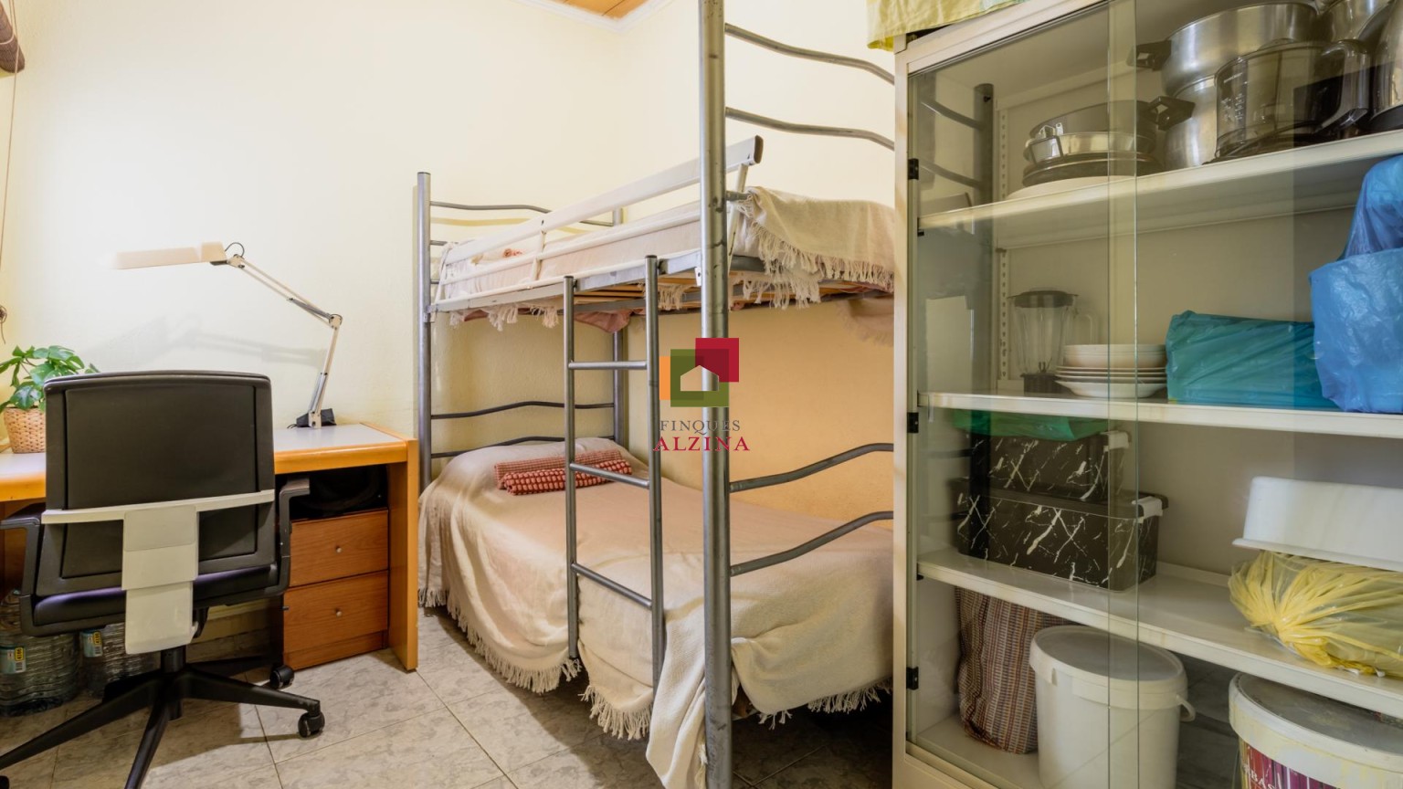 Encantador pis lluminós a Esplugues: comoditat i potencial a cada racó