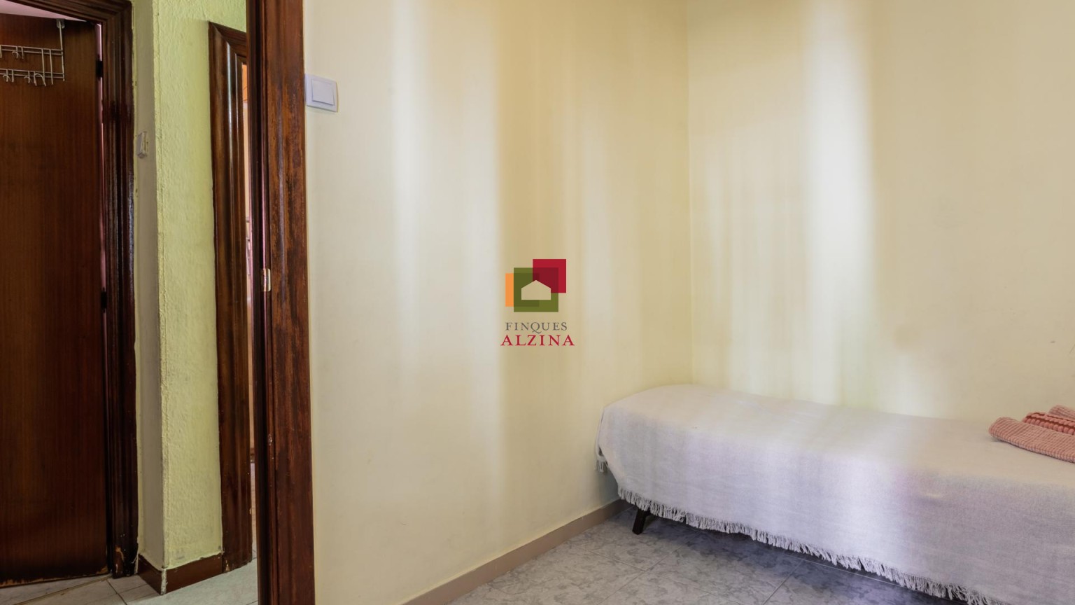 Encantador pis lluminós a Esplugues: comoditat i potencial a cada racó