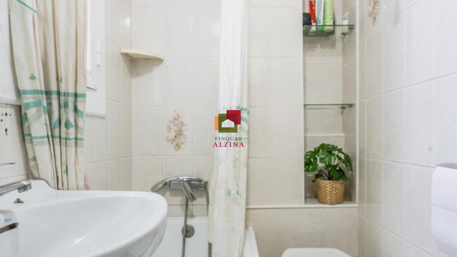 Encantador pis lluminós a Esplugues: comoditat i potencial a cada racó