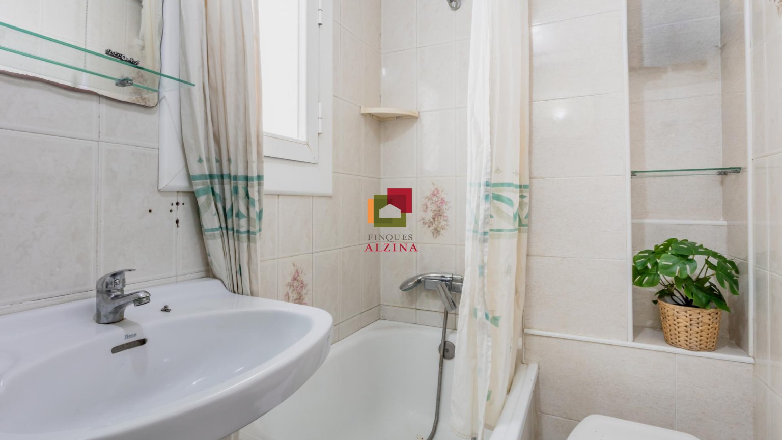 Encantador pis lluminós a Esplugues: comoditat i potencial a cada racó