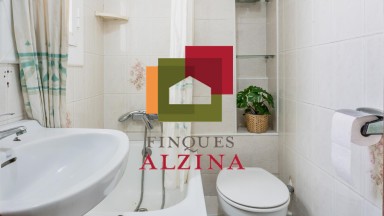 Encantador pis lluminós a Esplugues: comoditat i potencial a cada racó