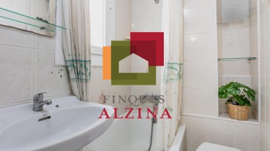 Encantador pis lluminós a Esplugues: comoditat i potencial a cada racó