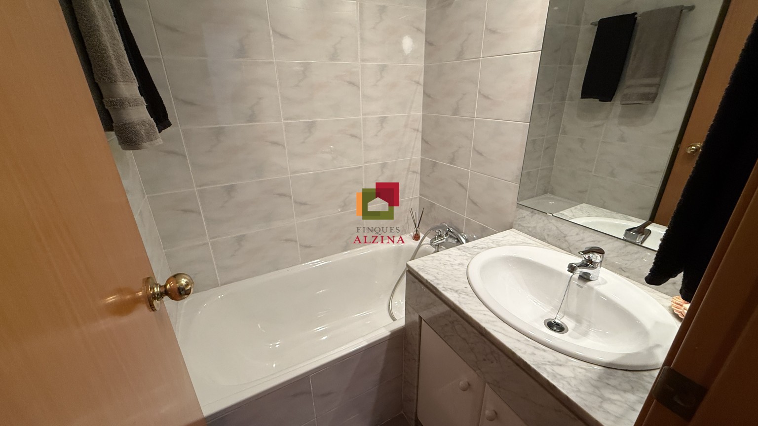 PISO LUMINOSO CON BALCÓN EN UNA DE LAS MEJORES ZONAS DE CORNELLÀ.