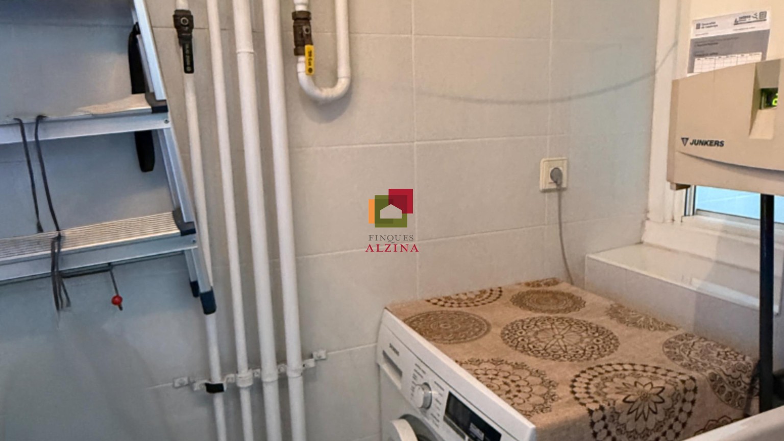 PISO LUMINOSO CON BALCÓN EN UNA DE LAS MEJORES ZONAS DE CORNELLÀ.