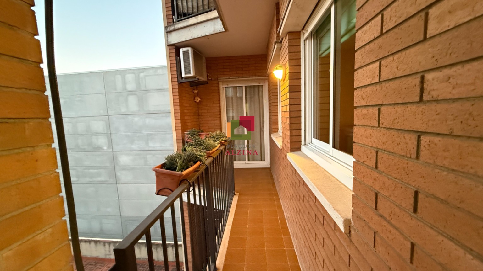 PISO LUMINOSO CON BALCÓN EN UNA DE LAS MEJORES ZONAS DE CORNELLÀ.