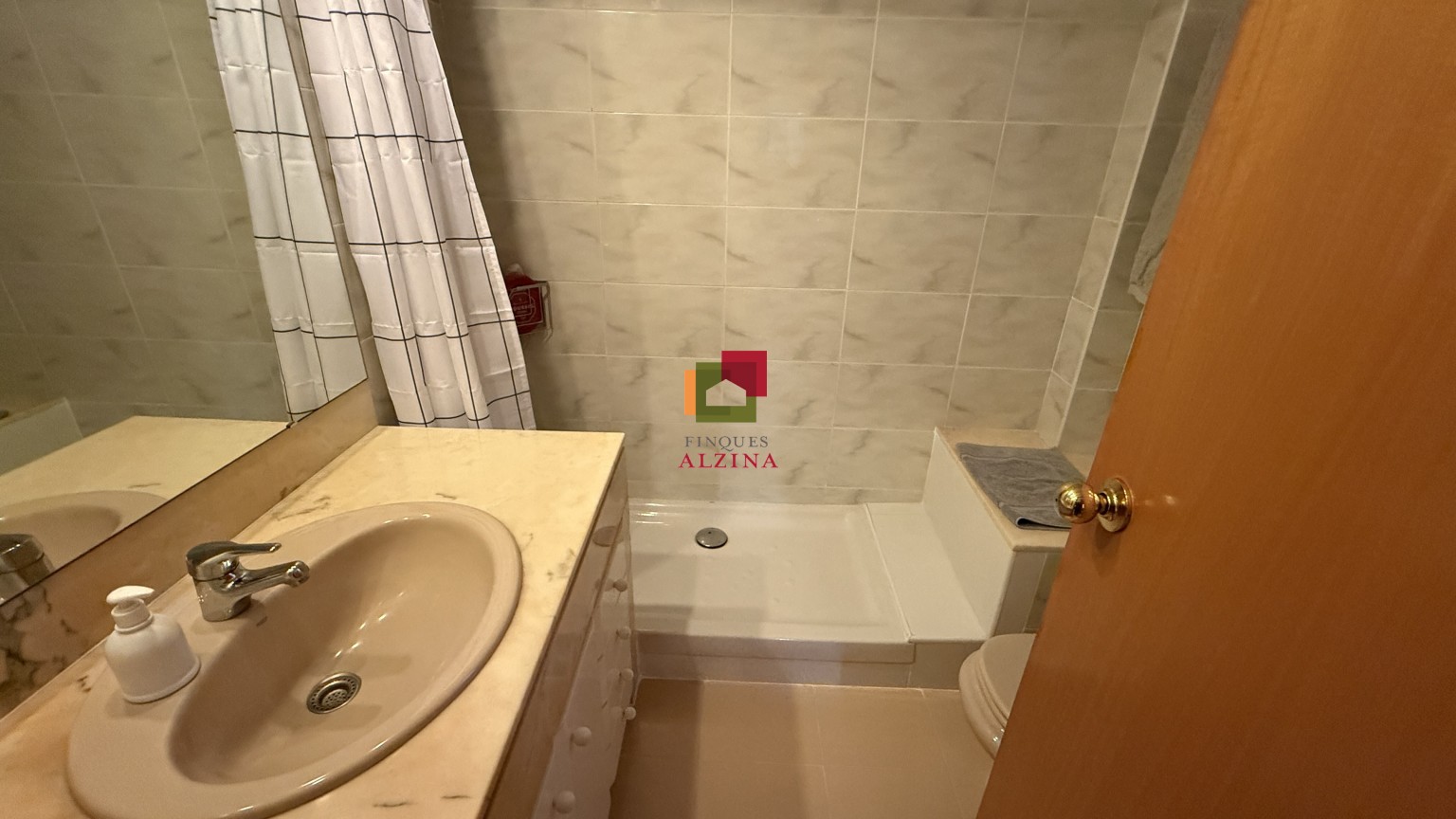 PISO LUMINOSO CON BALCÓN EN UNA DE LAS MEJORES ZONAS DE CORNELLÀ.