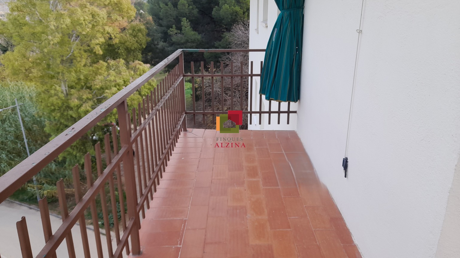 Luminoso piso esquinero con terraza y vistas