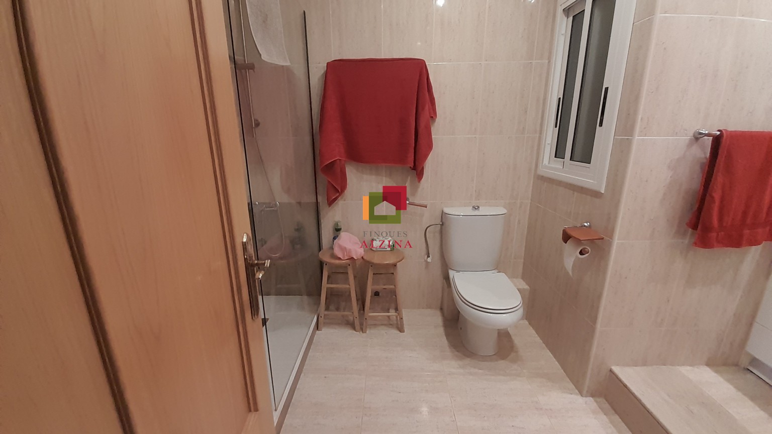 Luminoso piso esquinero con terraza y vistas