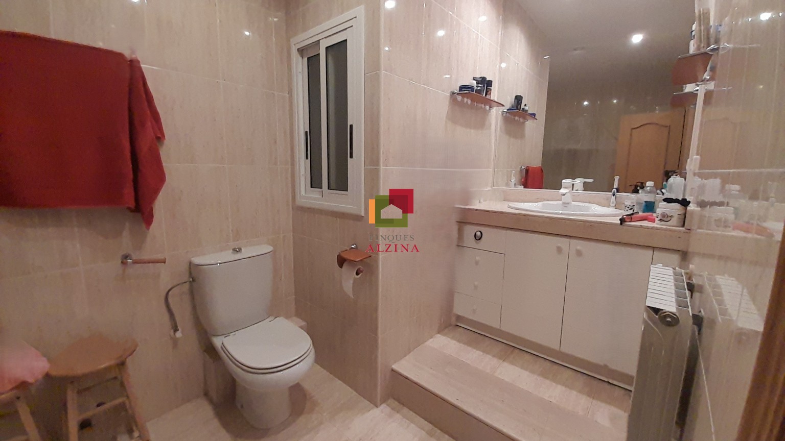 Luminoso piso esquinero con terraza y vistas