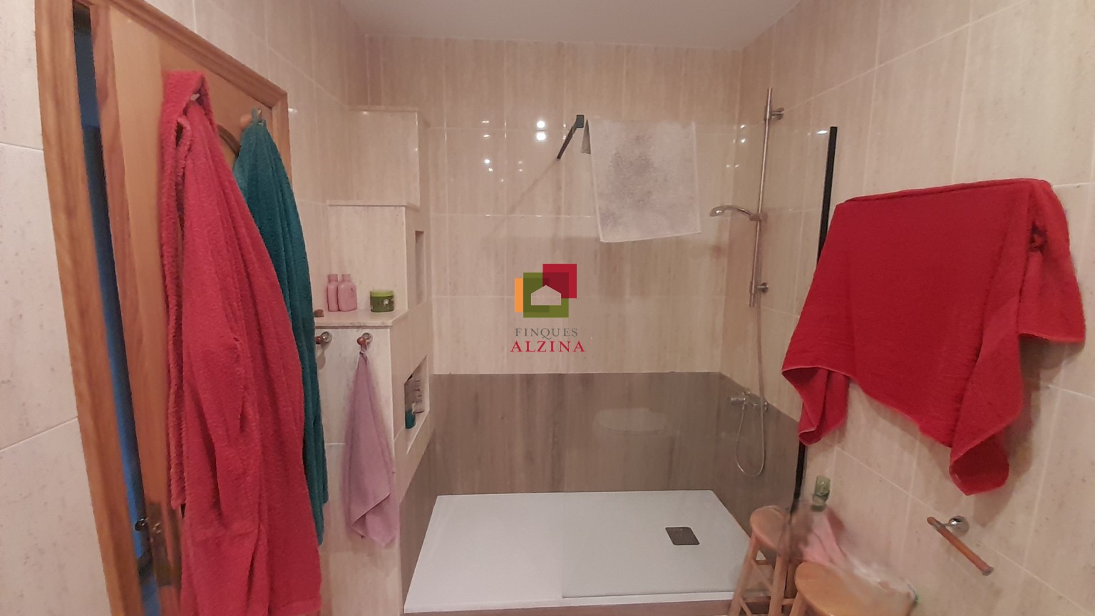 Luminoso piso esquinero con terraza y vistas