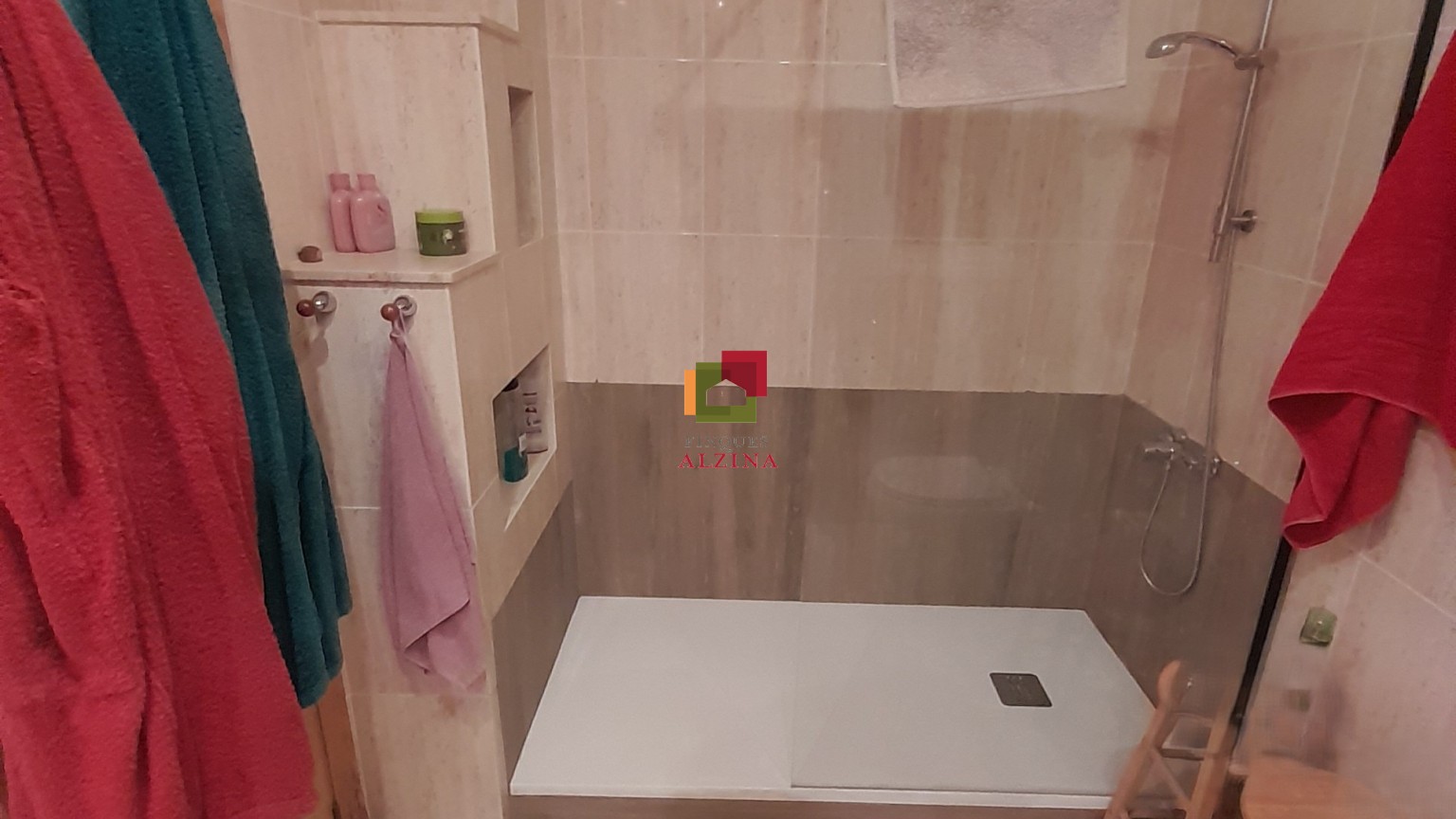 Luminoso piso esquinero con terraza y vistas