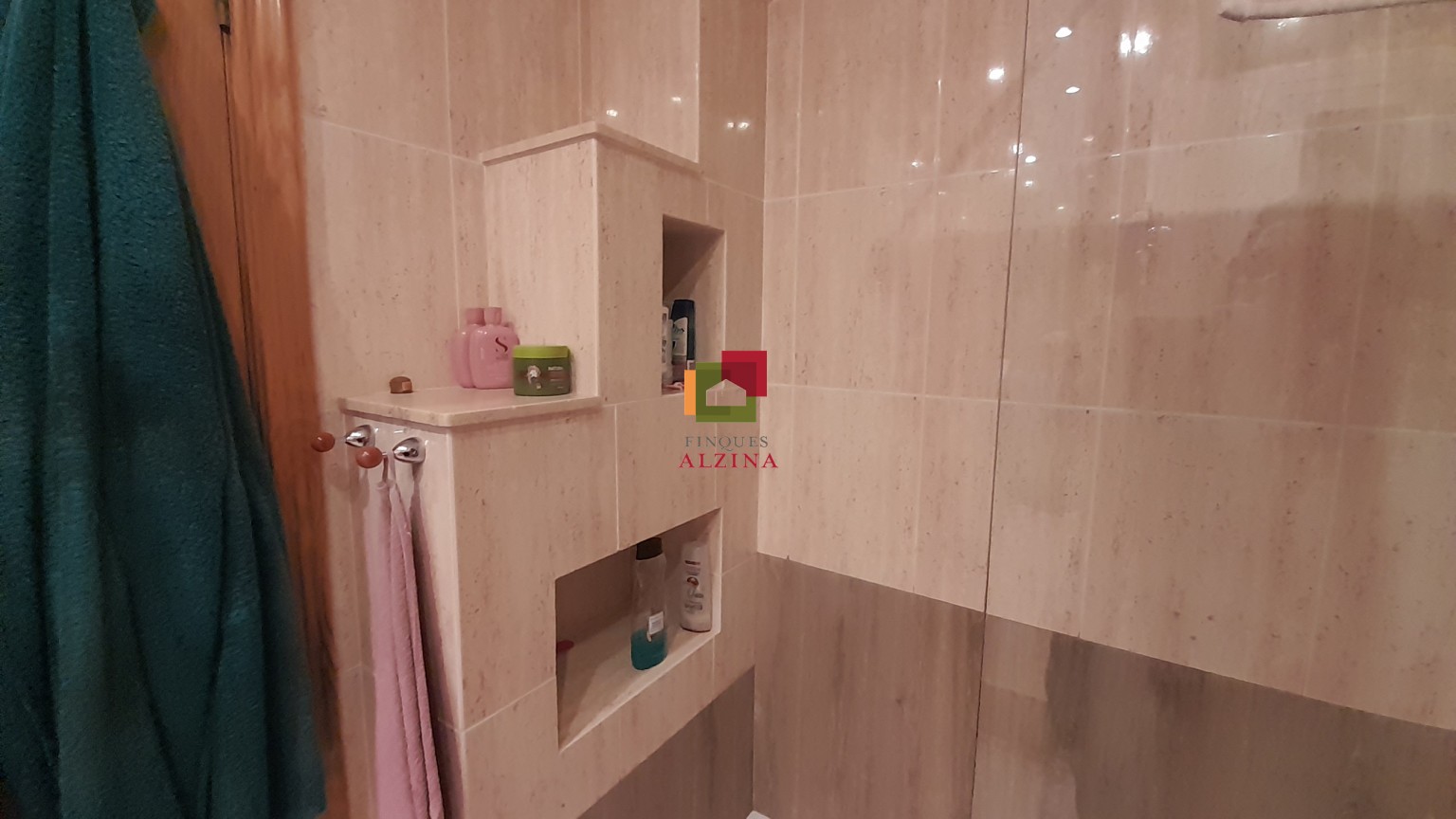 Luminoso piso esquinero con terraza y vistas