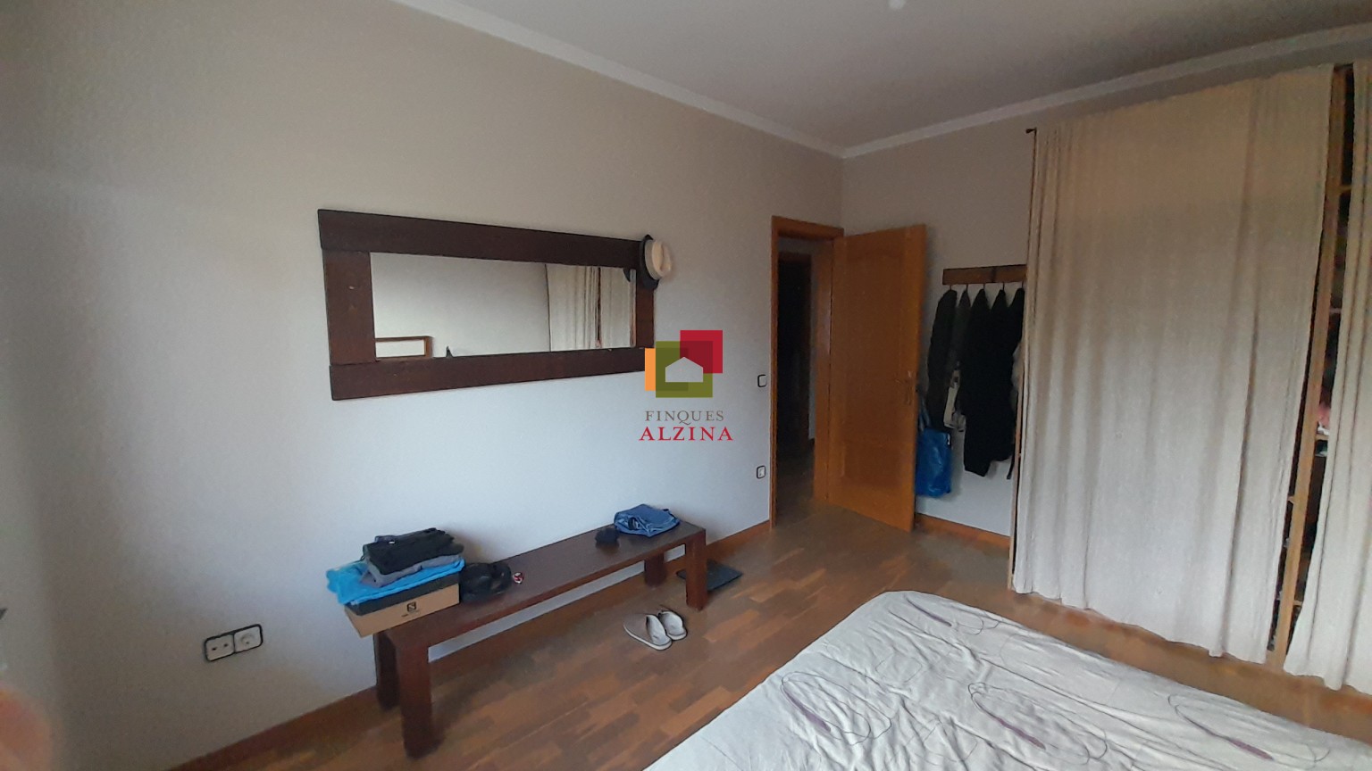 Luminoso piso esquinero con terraza y vistas