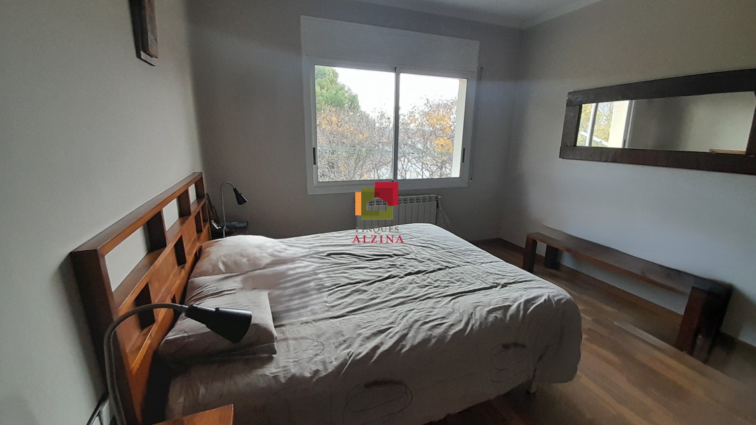 Luminoso piso esquinero con terraza y vistas