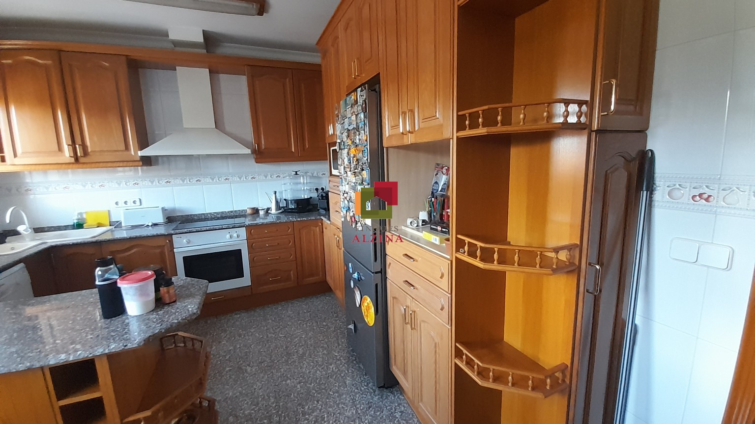 Luminoso piso esquinero con terraza y vistas