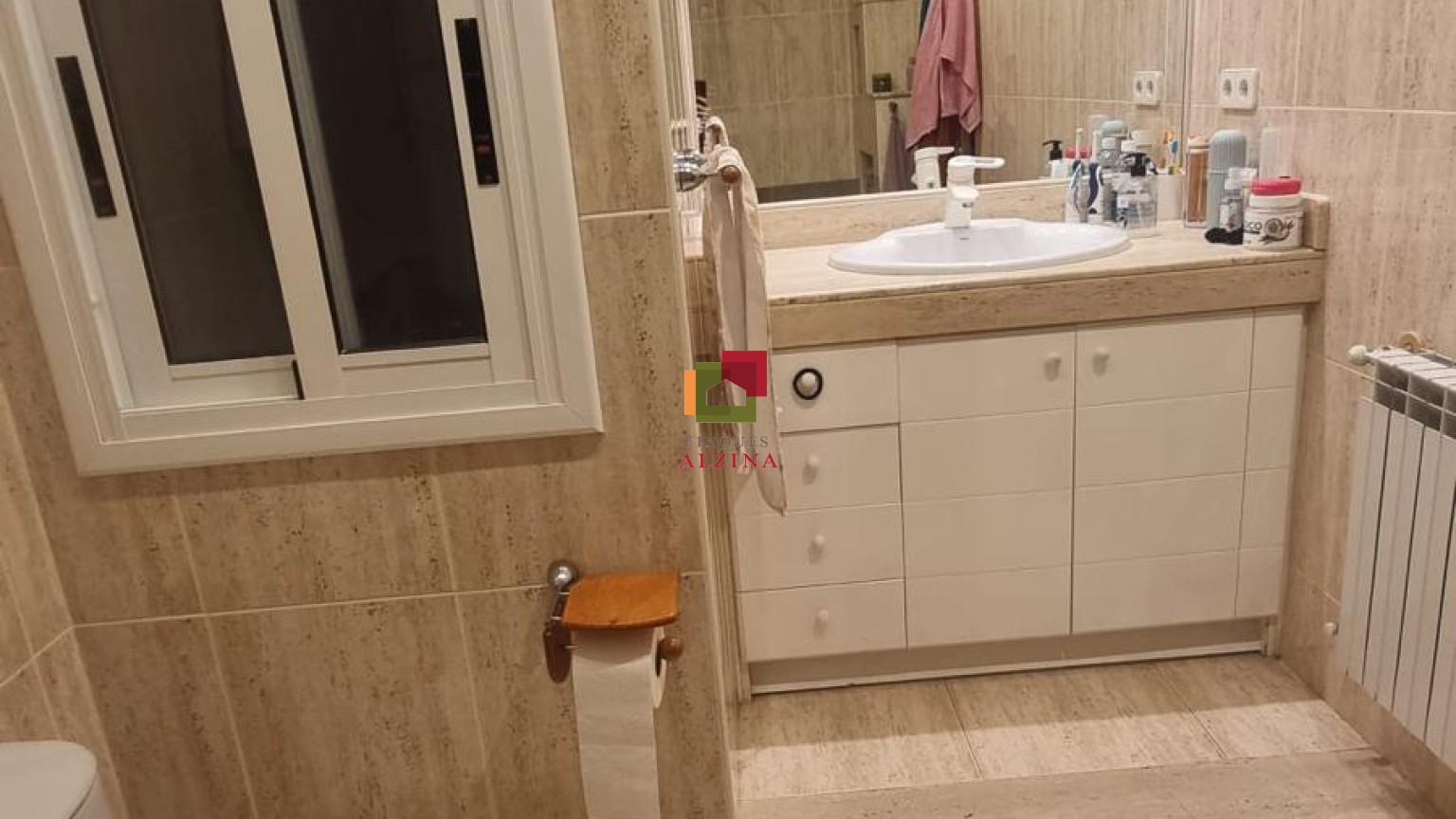 Luminoso piso esquinero con terraza y vistas